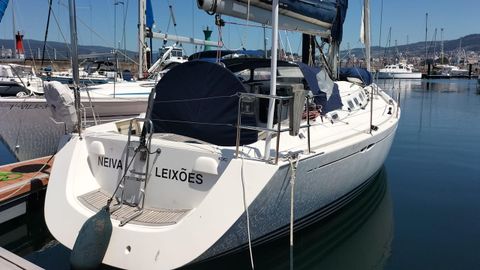 El velero Neiva I sufrió varios daños después de los golpes ocasionados por un grupo de cuatro orcas. A mordiscos, rompieron la pala del timón. El barco, de 13 metros de eslora y con en base en Sada, se encuentra en un taller de Muros para su reparación tras el incidente sufrido este fin de semana a unas cinco millas de Fisterra