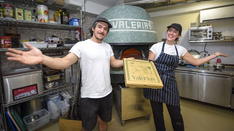 Rocío y Guillermo, de Australia a Pontevedra para emprender con un horno de leña: «Lo trajimos ladrillo a ladrillo desde Nápoles a nuestra pizzería»