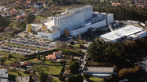El Hospital Meixoeiro y sus interminables filas de coches