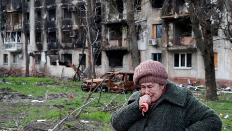 Una mujer llora ante su bloque de apartamentos destruidoen Mariúpol por la ofensiva rusa