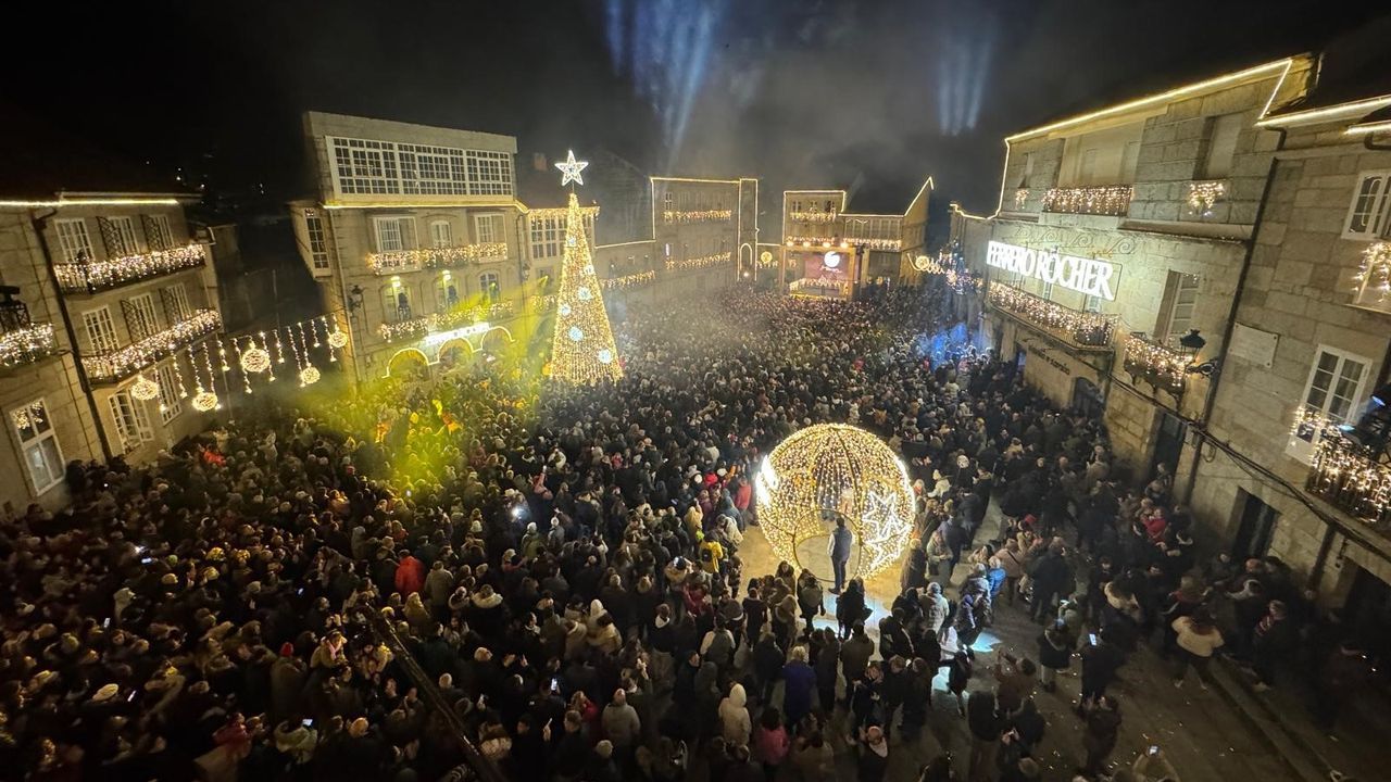 Ferrero Rocher ilumina Ribadavia con ms de 250.000 mil bombillas doradas.Este viernes se inauguran los mercadillos de Navidad y la pista de hielo. 