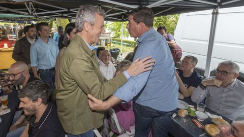 El presidente de la Xunta, Alfonso Rueda, saludando al lder de los socialistas gallegos, Jos Ramn Gmez Besteiro
