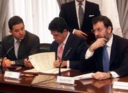 Lores, Trillo y Rajoy, en la firma del convenio
