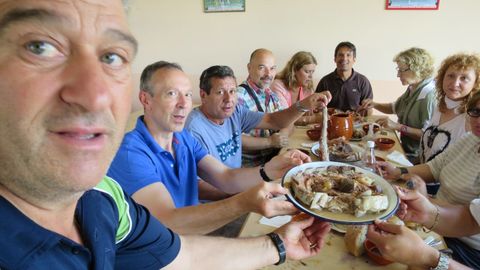 Un grupo de amigos come carne ao caldeiro en un restaurante de Castro de Carballedo, en una foto de archivo