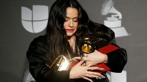 Rosalia con sus tres premios Latin Grammy