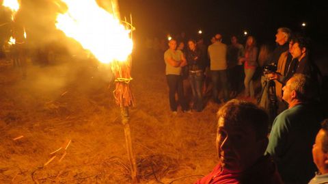 El espectáculo del fuego atrajo a numeroso público a esta parroquia del municipio de Taboada