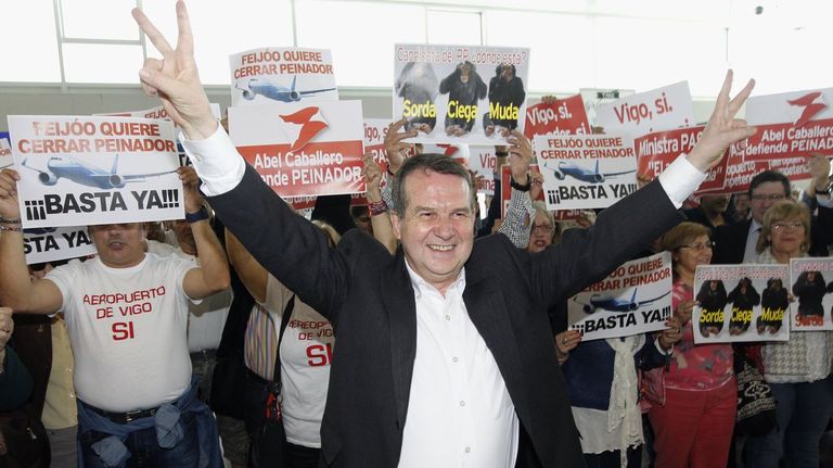 Caballero aboga por buscar nuevas rutas aéreas para Galicia mediante contratos de publicidad con las compañías