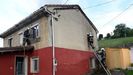 Labores de extinción de los bomberos en el incendio de una vivienda unifamiliar en El Coto, Siero, el miércoles 10 de mayo