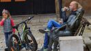 Una hombre descansa en un banco despus de un paseo en bici con su hija en la plaza Trascorrales de Oviedo