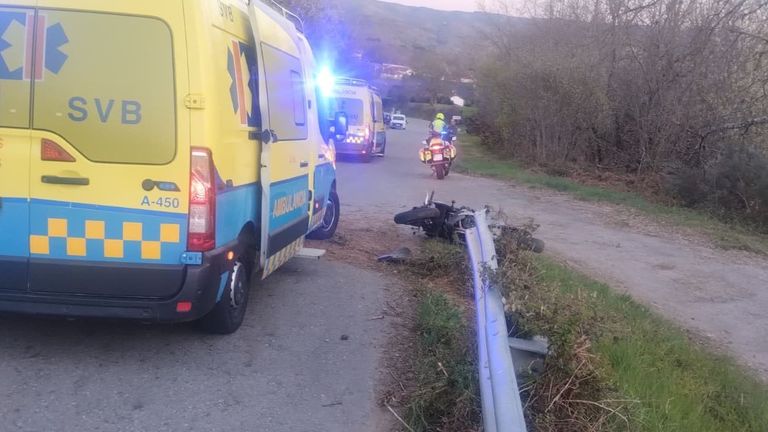 Muere un motorista de 48 años tras una salida de vía en Riós