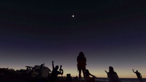 Momento de mxima ocultacin durante el eclipse solar total que pudo verse desde Australia el pasado 20 de abril