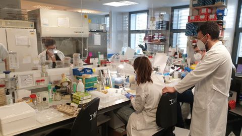 En el servicio de microbiologa del Chuac, de guardia las 24 horas desde el inicio de la pandemia, trabajan 64 profesionales
