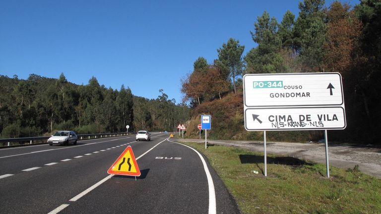 Dos conductores heridos tras una colisión frontal en Tomiño