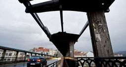 El paso de Dirk se llev parte de la proteccin contra la lluvia del puente de A Barca, que la fuerza del viento arrastr hasta la AP-9.