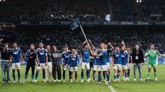 La plantilla del Real Oviedo celebra el triunfo en el derbi asturiano, con Enzo P�rez portando el bander�n