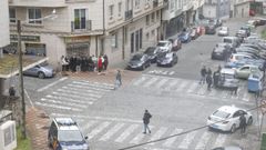 Familiares de los detenidos en la macrorredada antidrogas, aguardando noticias delante de los juzgados de Ferrol