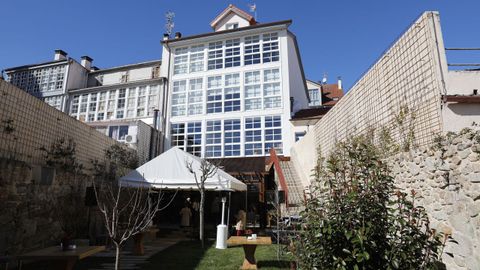 Traseras del hotel, con un pequeño jardín interior