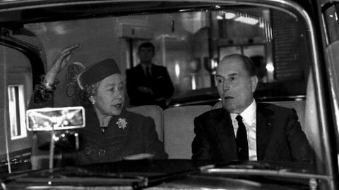 Isabel II junto al presidente francés François Miterrand en el año 1994, durante un viaje en coche en el Rolls Royce real por el Eurotúnel entre Francia e Inglaterra.