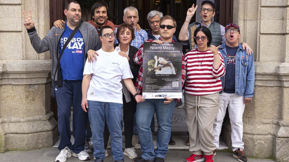 El grupo Os Pinchacarneiros, presentando la gala solidaria de la soprano