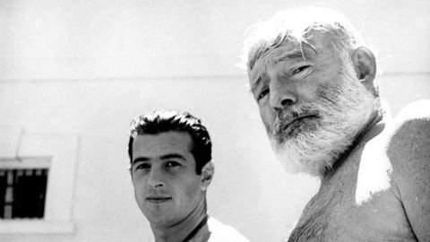 Antonio Ordez e Ernest Hemingway, retratados en Espaa en 1959.