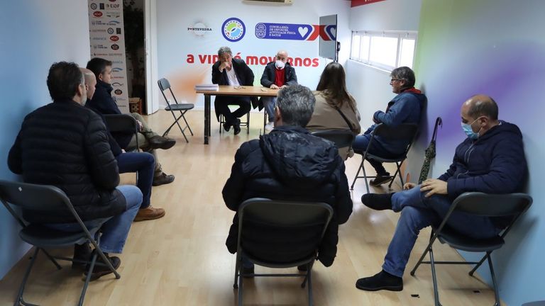 Reunión del alcalde y el teniente de alcalde de Pontevedra con los clubes deportivos y Fundación Rías do Sur