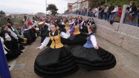 Actuacin de baile regional durante la inauguracin y bendicin del nuevo paseo de Lampn, en la localidad barbanzana de Boiro.