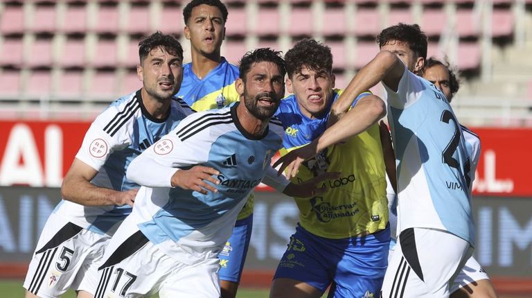 Pablo Crespo, defensa central del Compostela: «Competimos muy bien, a un alto nivel»