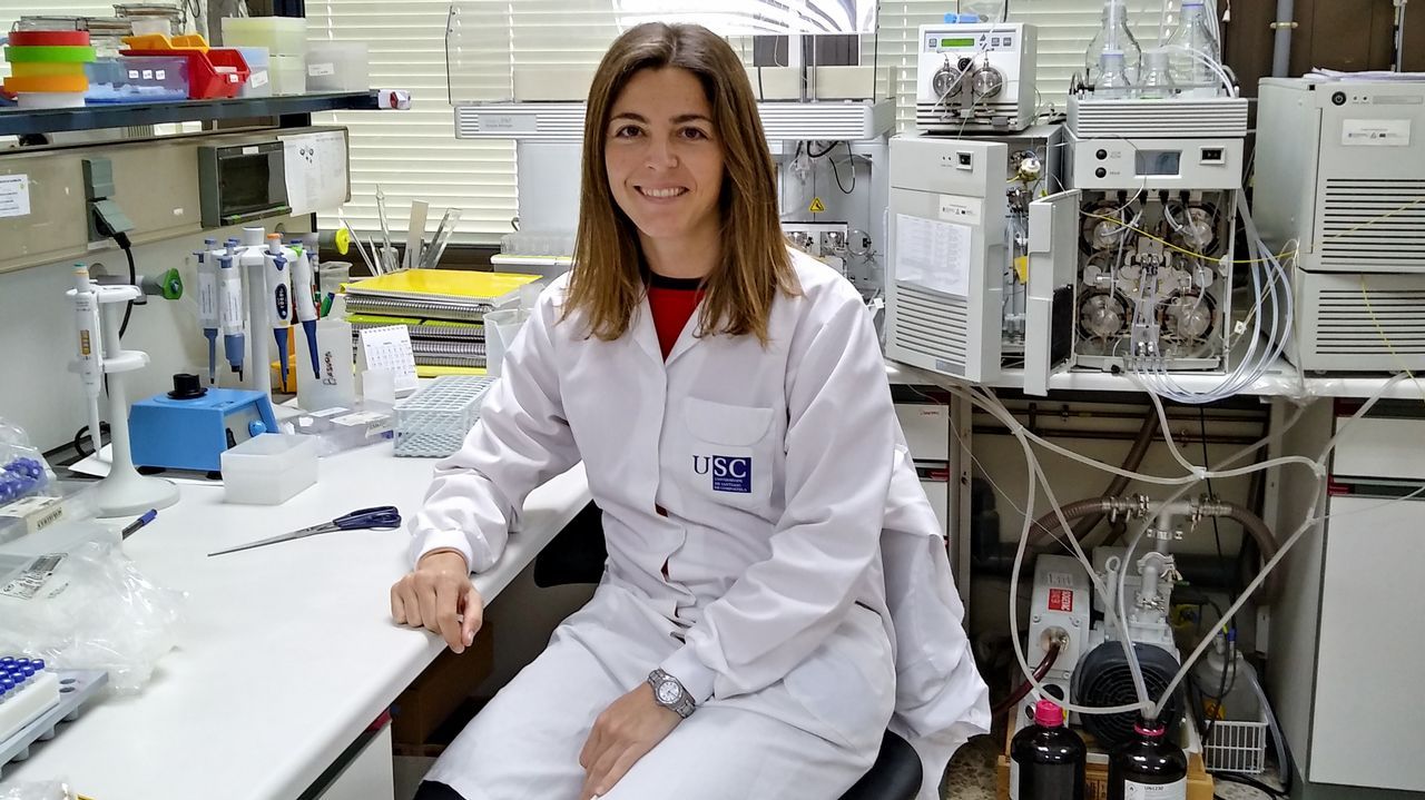 El impactante momento de la emancipacin de los oseznos.Paz Otero Fuertes, retratada en el laborario del campus de Lugo