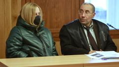 El abogado Luis Rifón, junto a su defendida Ana Sandamil, en un momento del juicio por el asesinato de su hija Desirée en Muimenta