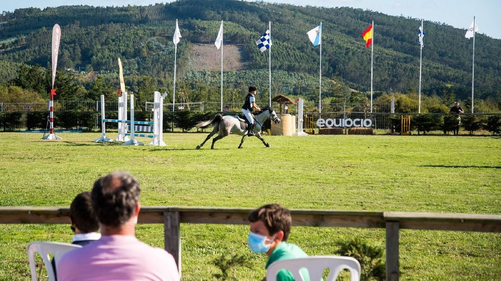 Las imgenes del acto de despedida del buque logstico australiano.La presentacin del proyecto tuvo lugar ayer en el Aula da natureza, cedida por Endesa a la Casa do Mel, en la antigua escombrera