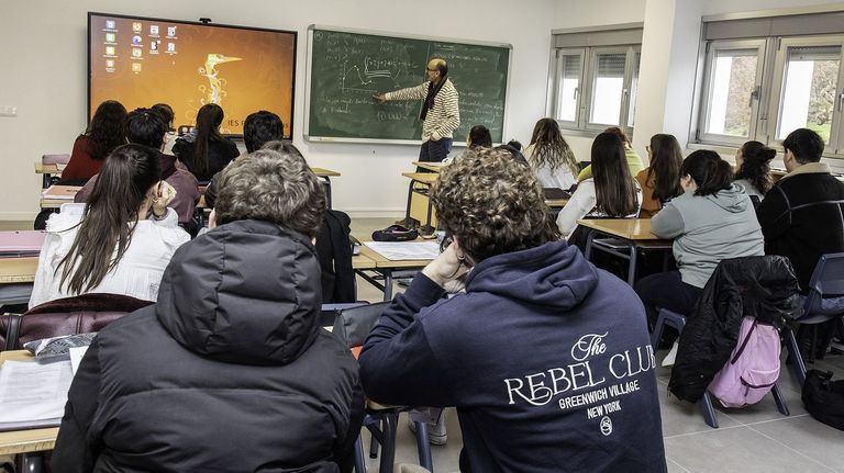Calquera materia poderá darse en galego ou en castelán, pero sen superar o 50 % das horas en cada lingua