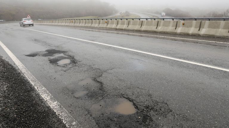 La A-52 renovará 38 kilómetros de su firme en el sur de Ourense, en la principal entrada a Galicia desde la Meseta
