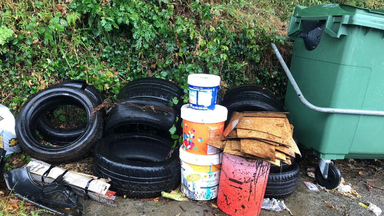 Dos trabajadores heridos al implosionar un silo de aceite de palma en el puerto de Vigo que dejó un vertido.Lupe Blanco regueifará hoxe en Camariñas
