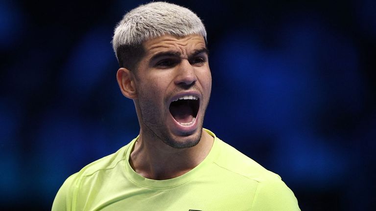 Carlos Alcaraz supera a De Miñaur en su estreno en las Finales ATP
