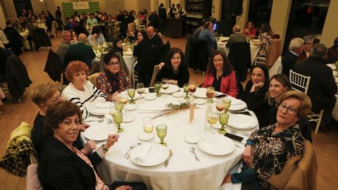 Mira las fotos de la cena de la Asociación Contra el Cáncer de A Pobra