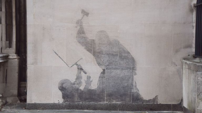 La «chapuza» al intentar borrar el nuevo mural de Banksy en Londres: «Han creado un nuevo icono»