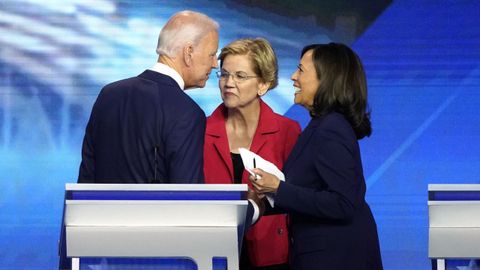  Biden charla con Elizabeth Warren y Kamala Harris, al final del debate