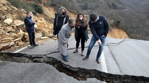 La conselleira de Infraestruturas, este miércoles en su visita al punto en el que se derrumbó la principal carretera de O Courel