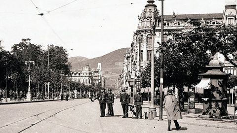 Oviedo, 5 de octubre de 1934. La mañana amanece tranquila en la capital, aunque hay una calma tensa. Llegan rumores de disturbios en las cuencas mineras y se ordena a la Guardia de Asalto colocarse en distintos puntos de la ciudad, como éstos que vemos en la Plaza de La Escandalera