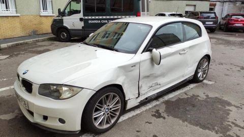 Estado en el que qued el BMW serie 1 blanco cuyo conductor huy inicialmente del accidente y que posteriormente se present voluntariamente en el cuartel de la Guardia Civil de Santiago