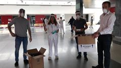 De izquierda a derecha, Guillermo Men�ndez Paredes, de ArcelorMittal; Dolores Escudero, jefa de la UCI del HUCA; Benjam�n Mart�nez, de NormaGrup, y David Gonz�lez, de IDONIAL, durante la entrega de las viseras