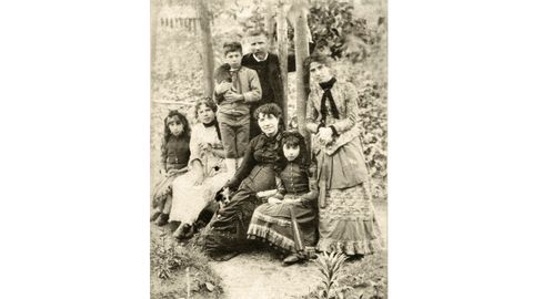 Última foto que se tomou de Rosalía de Castro, na que aparece en 1884 coa familia no xardín da Casa da Matanza.