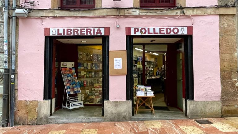 Escaparate de la Librería Polledo, en la calle del Peso.