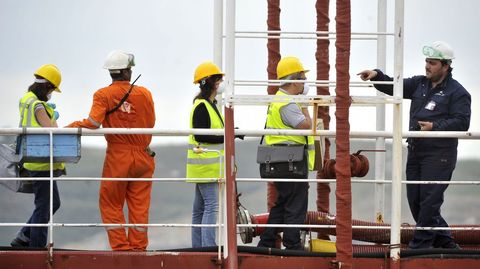 Personal de sanidad exterior examina a la tripulación del buque Granato durante su cuarentena
