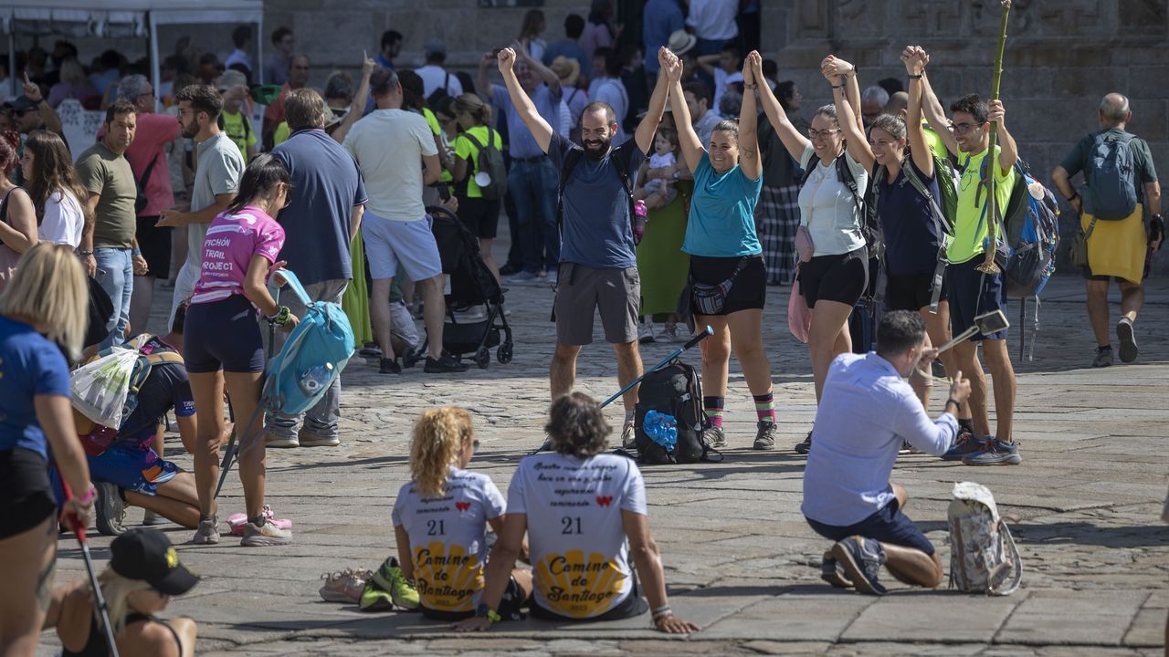 Llegada de peregrinos a la plaza del Obradoiro durante el puente de agosto.