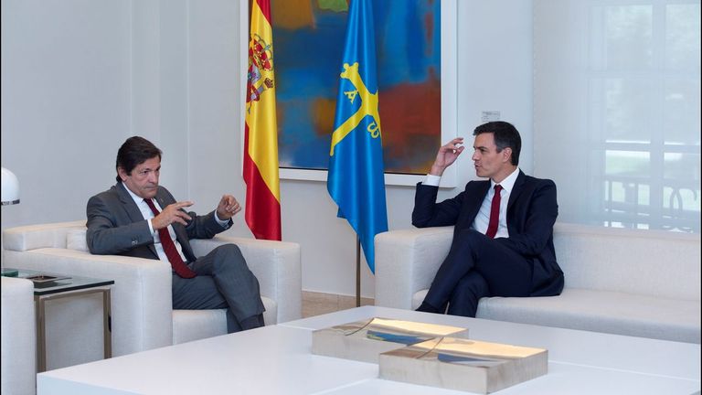 El presidente del gobierno Pedro Sánchez, durante su reunión con reúne con el Presidente del principado Asturias, Javier Fernández, esta mañana en el Palacio de La Moncloa