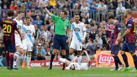 Clos Gmez arbitra el enfrentamiento entre el Barcelona y el Deportivo en la temporada 2014-2015