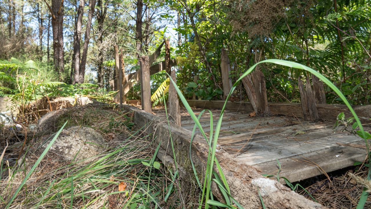 La trampa consiste en una estructura de madera que utilizan los ciclistas, a la que le han dado la vuelta con las estacas hacia arriba