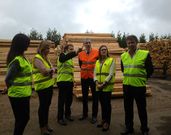 El conselleiro, con chaleco naranja, atiende a las explicaciones de la familia Garc�a Rocha