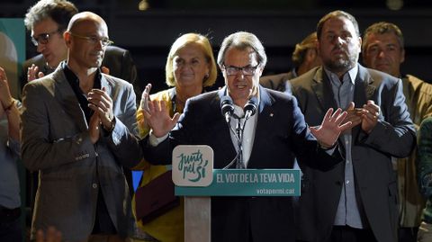 Ral Romeva, el cabeza de lista de Junts pel S, la formacin que ms escaos ha logrado (62). Le acompaan el presidente cataln, Artur Mas, y el presidente de ERC, Oriol Junqueras. El partido se queda a seis escaos de la mayora absoluta